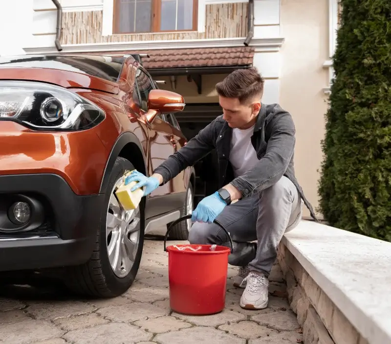 Lavage auto à domicile Hiis : professionnel intervenant sur un véhicule